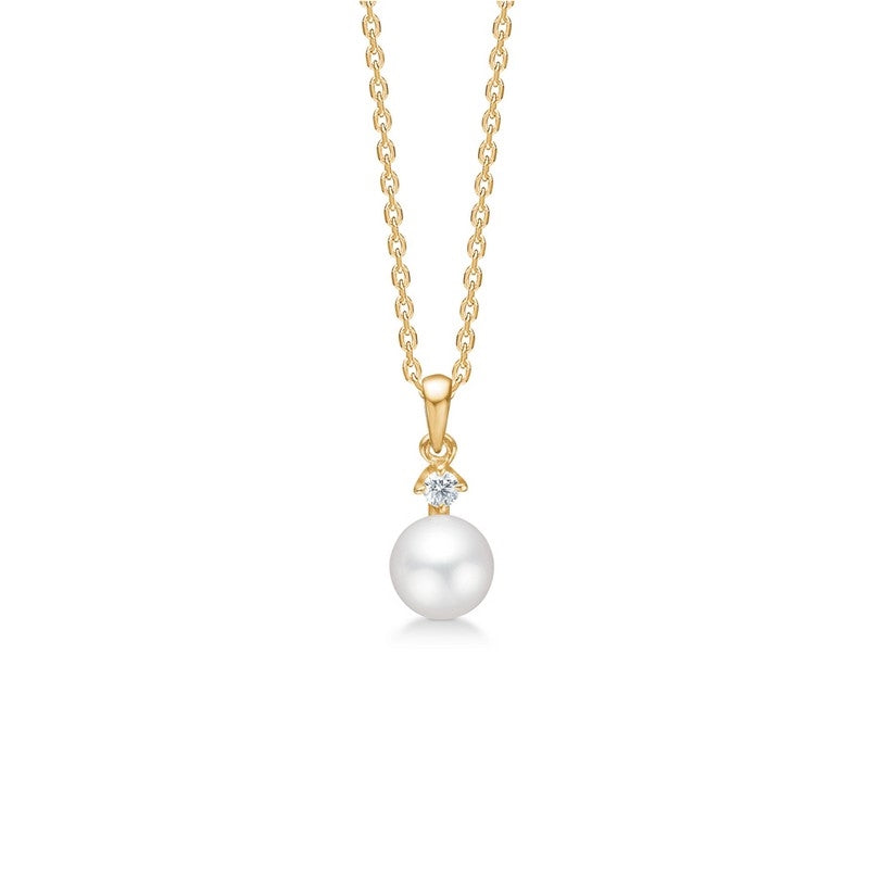 Crown Pearl vedhæng i 14 kt guld med diamant og rund hvid perle samt kæde i forgyldt sølv 40–45 cm fra Mads Z.